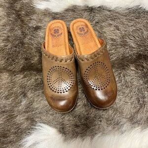 Lucky Brand Tan Leather Clogs